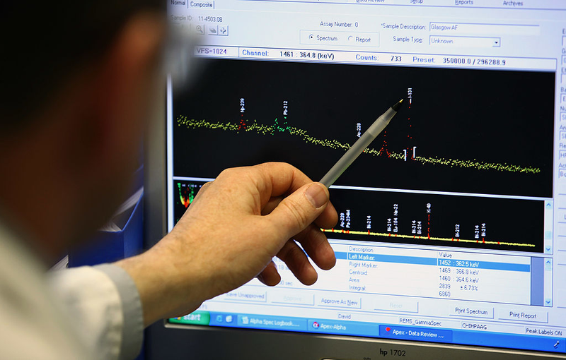 Científicos examinando niveles de radiación. Getty